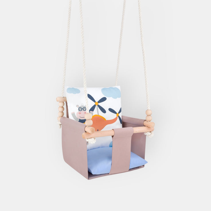 Babygynge med flodhest-motiv i bomuld - set forfra med træstang og træperler