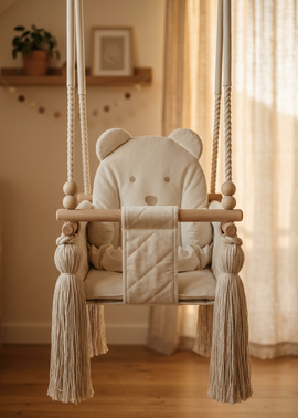 Naturbeige babygynge i fløjl i et lyst børneværelse – Nid Magique